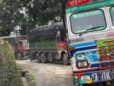Carretera de montaña en Nepal en el trekking de aproximación al Manaslu