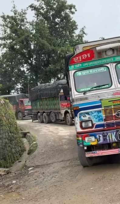 Carretera de montaña en Nepal en el trekking de aproximación al Manaslu