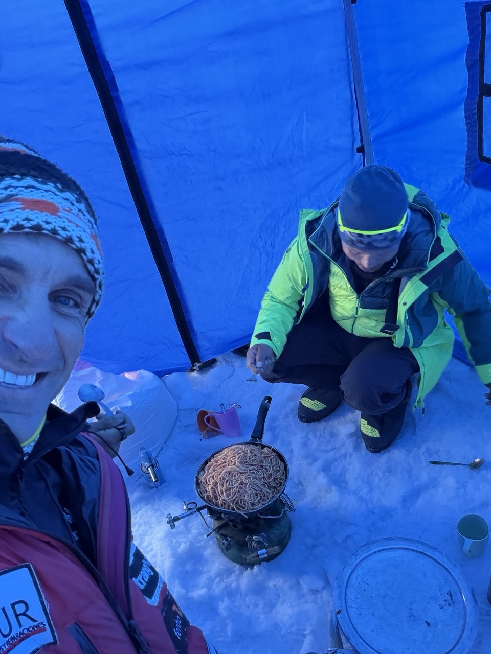 Cena de espaguetis en el Campo 1 del Manaslu a 5720 metros