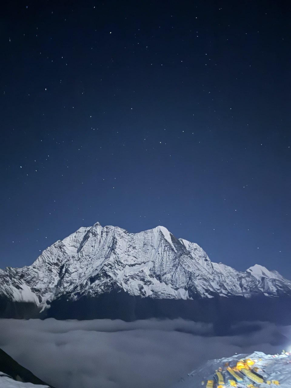 El cielo plagado de estrellas sobre el Manaslu