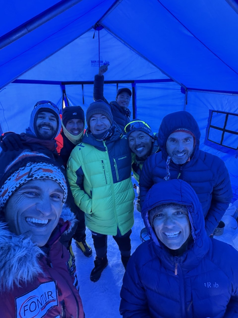 Interior de la tienda del Campo 1 del Manaslu con los compañeros de expedición