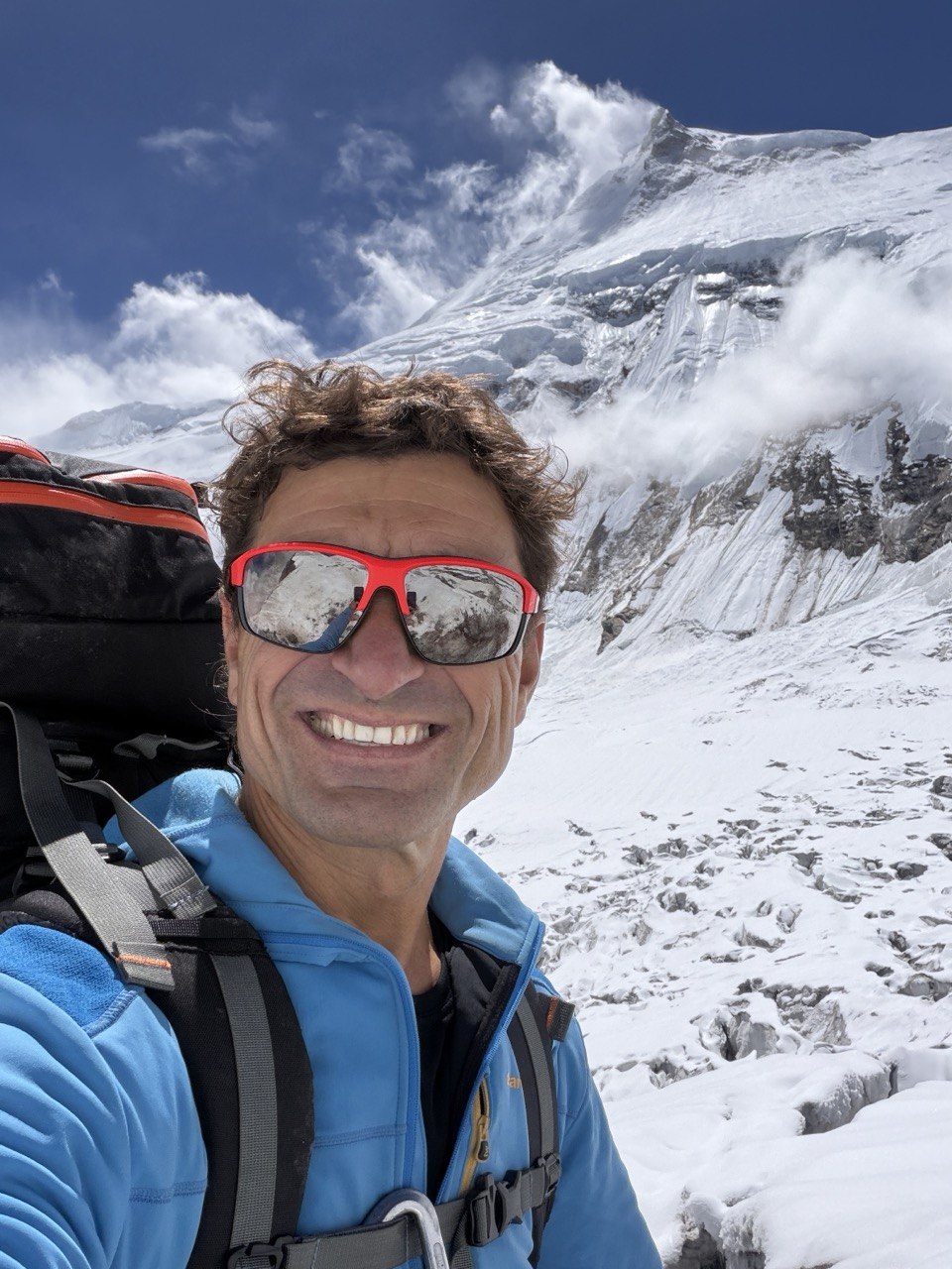 Raúl Puerta sonriendo durante el ascenso al Campo 1 del Manaslu