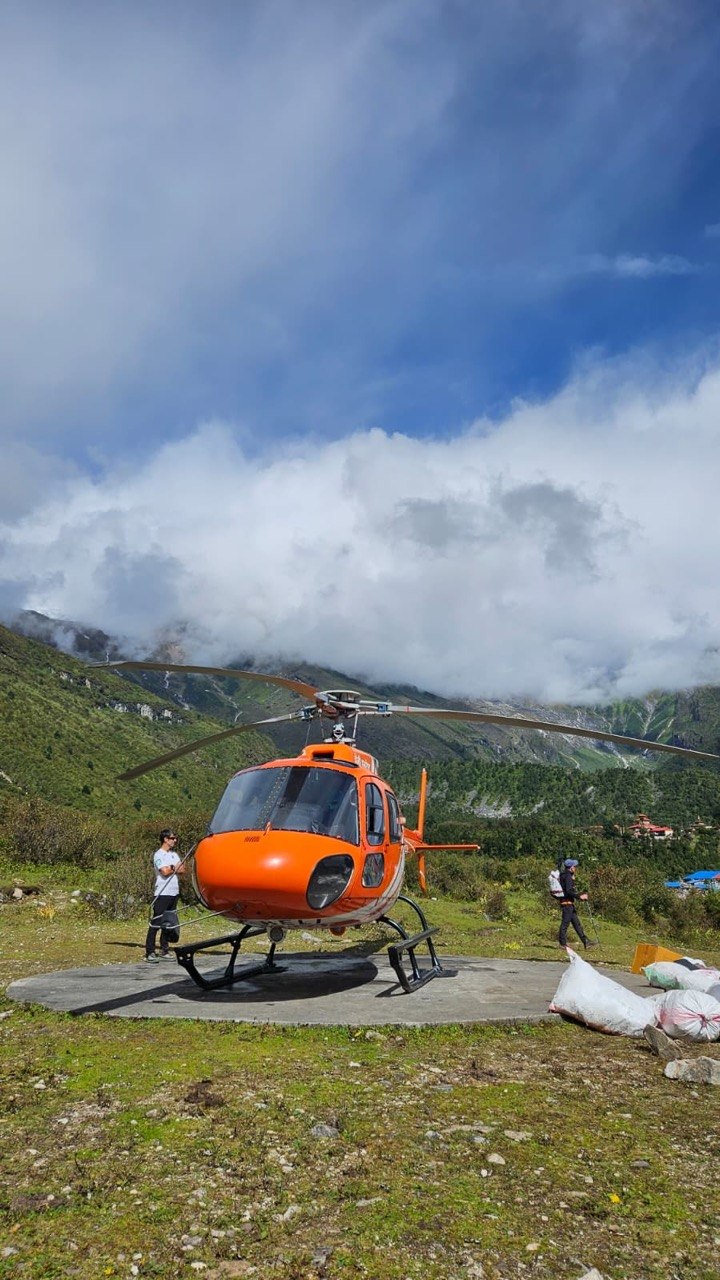 Helicóptero sobrevolando el Campo Base del Manaslu