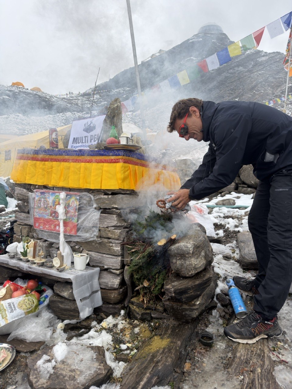 Ceremonia budista Pooja en el Campo Base del Manaslu