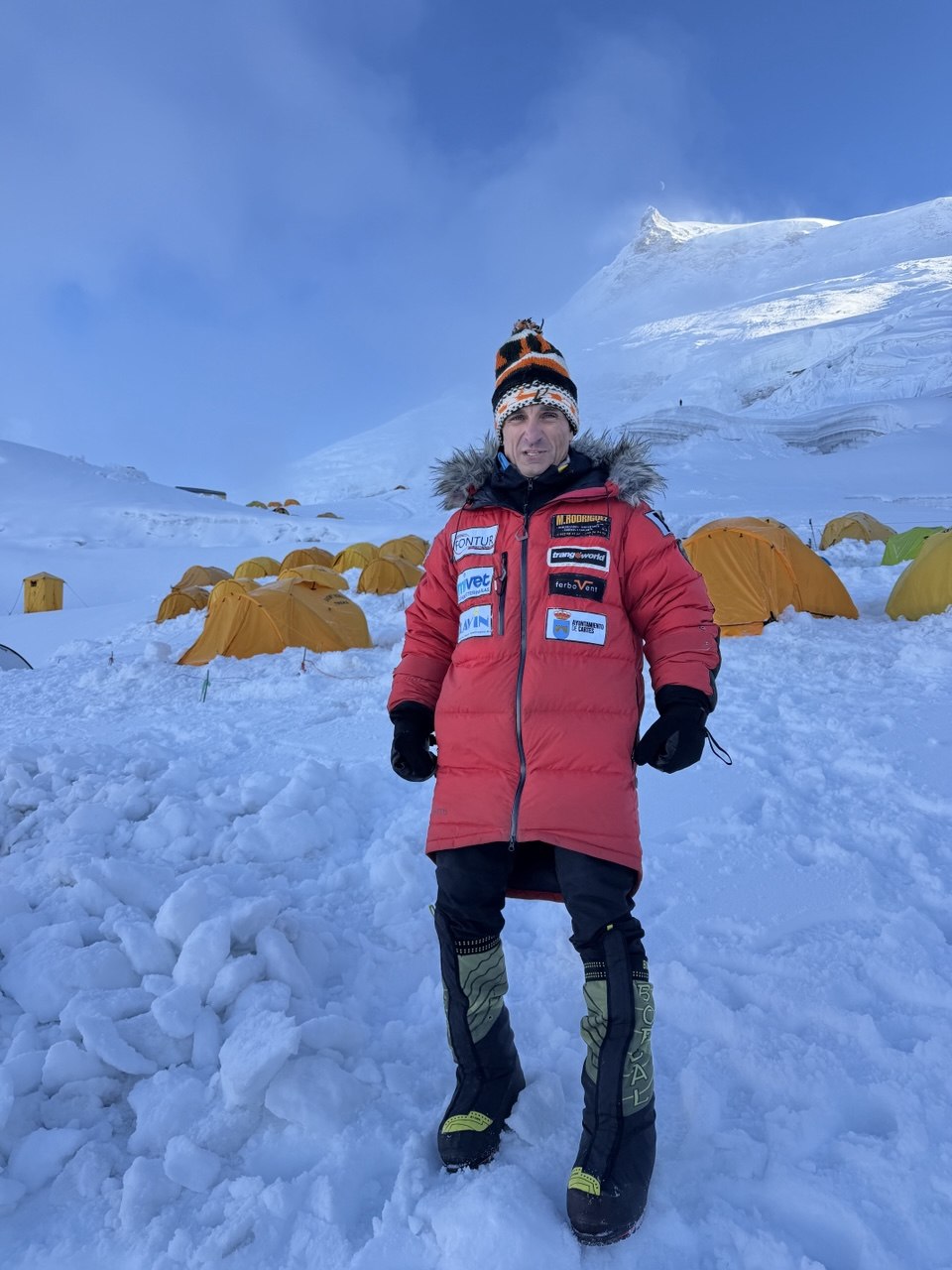 Raúl Puerta con la luna y el Manaslu de fondo desde el Campo 1