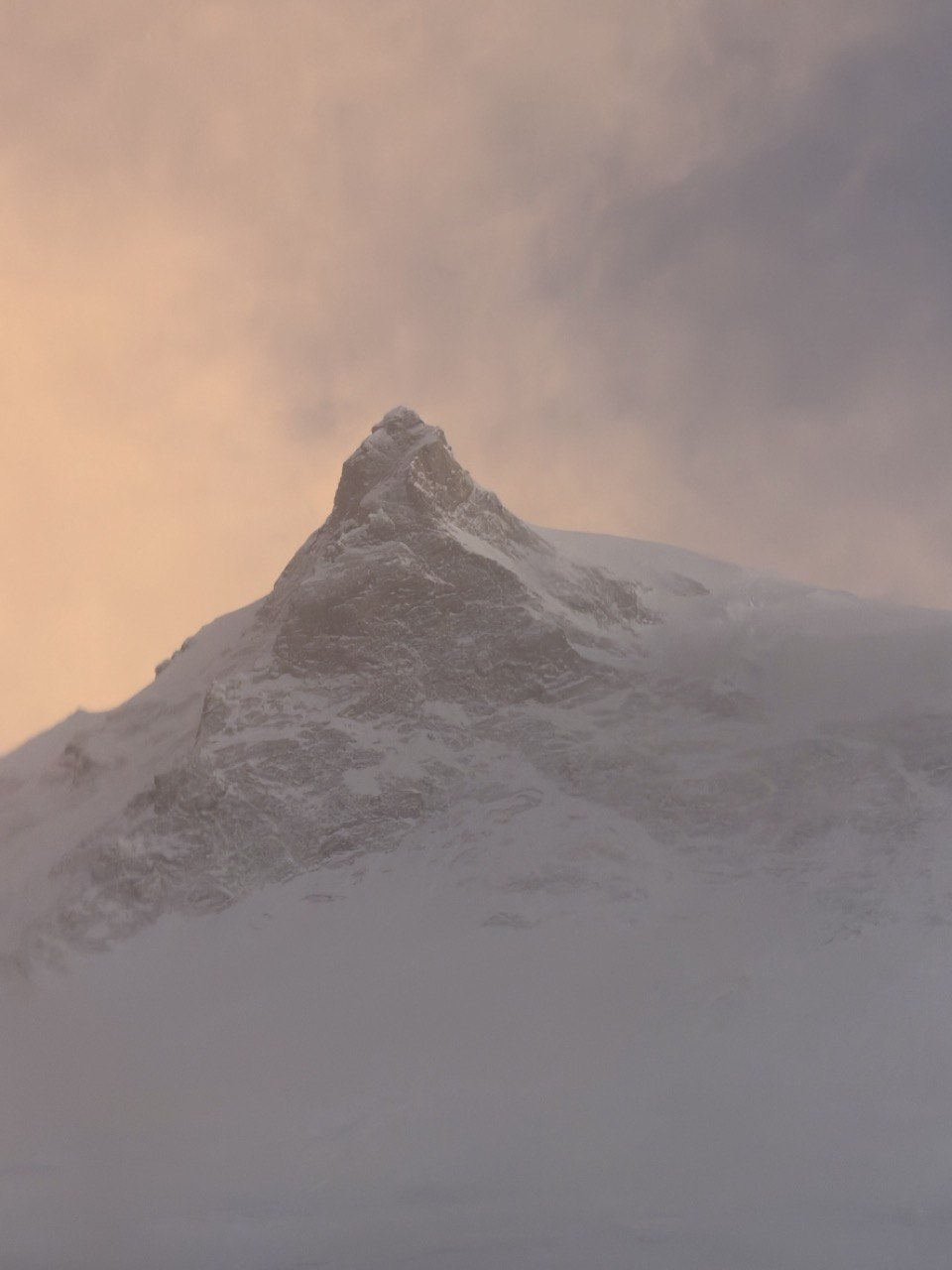 El Manaslu al atardecer visto desde el Campo 1
