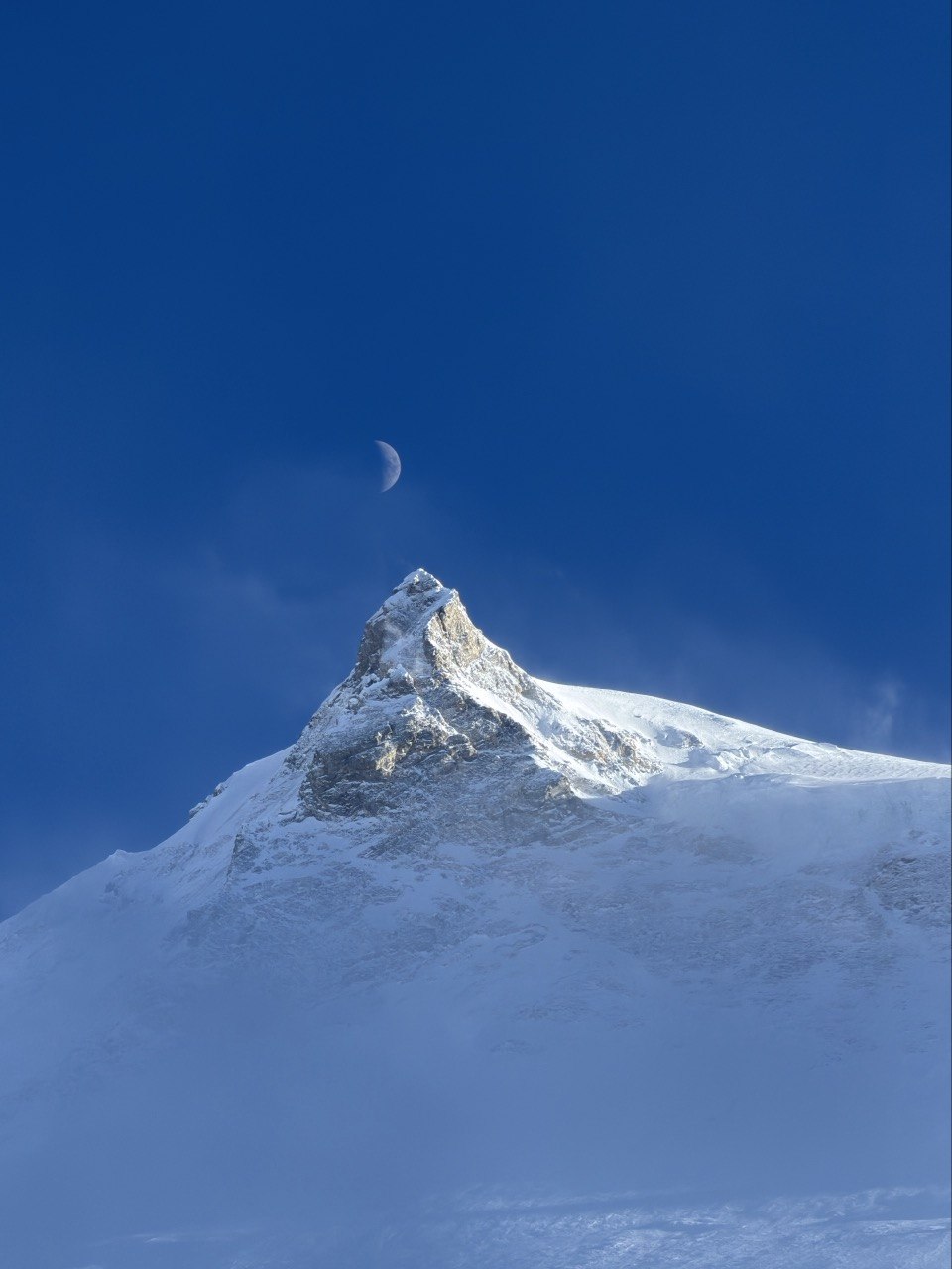 Luna creciente sobre el Manaslu visto desde el Campo 1
