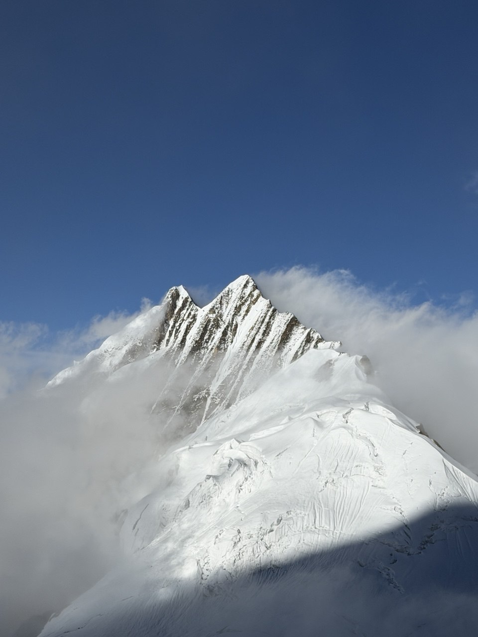 Vista de las montañas del Himalaya desde el Campo 1 del Manaslu