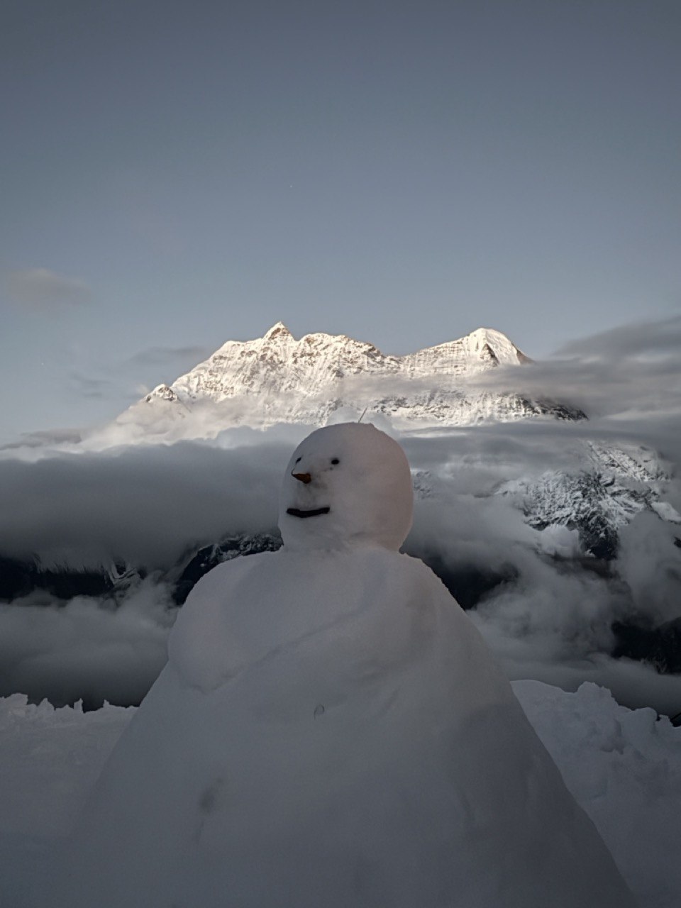 Muñeco de nieve vigilando el Manaslu
