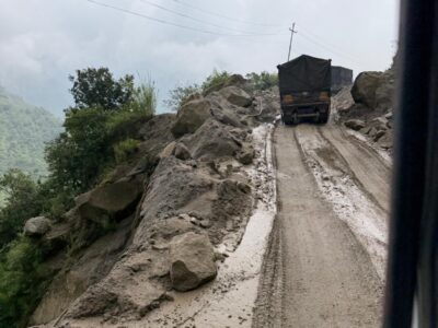 Carretera de montaña en Nepal bloqueada por un desprendimiento con rocas y barro durante la expedición al Manaslu