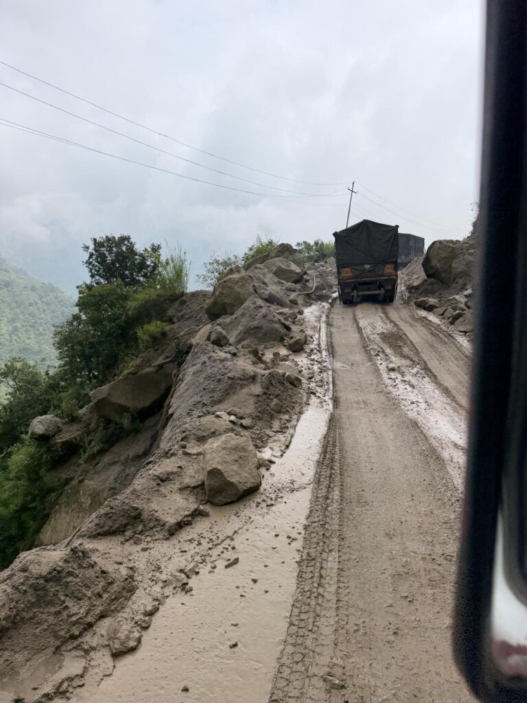 Carretera de montaña en Nepal bloqueada por un desprendimiento con rocas y barro durante la expedición al Manaslu